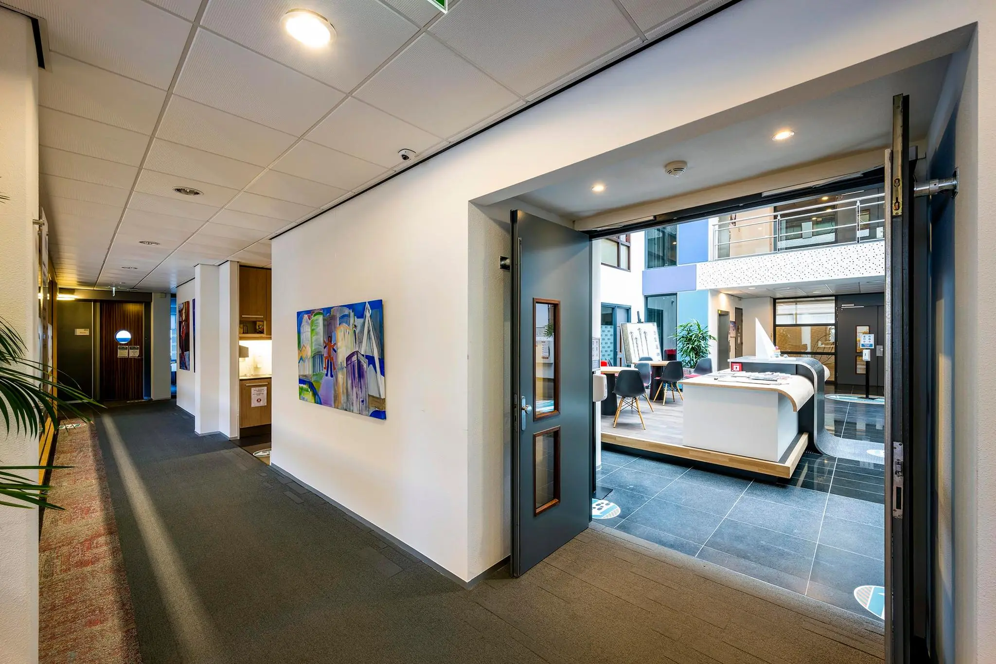 Moderne kantoorgang aan de K.P. van der Mandelelaan met zicht op een open ontvangstruimte.